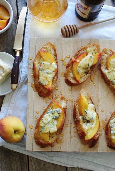 Crostini with Peaches, Blue Cheese and Honey Cheese And Honey, Summer Appetizers Easy, Summer Appetizer, God Mat, Nectarine, Blue Cheese, Arugula, Naan, Finger Food