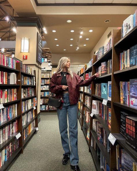 Red Leather Jacket Outfit Aesthetic, Library Aesthetic Outfit, Bookstore Outfit, Bookstore Photoshoot, Red Leather Jacket Outfit, Aesthetic Bookstore, Black Turtleneck Outfit, Bookstore Aesthetic, Library Girl