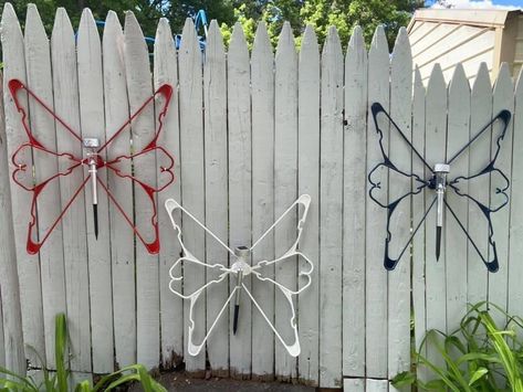 Butterfly Hanger Craft, Butterfly From Hangers, Clothes Hanger Butterfly Diy, Butterfly Made With Plastic Hangers, Coat Hanger Butterfly, Wire Hanger Crafts, Hanger Art, Plastic Clothes Hangers, Vintage Hangers