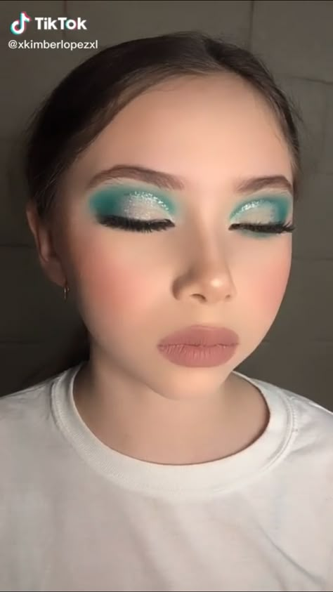 Turquoise Makeup Looks, Aqua Makeup Look, Princess Jasmine Makeup, Teal Eye Makeup, Mint Eyeshadow, Turquoise Makeup, Jasmine Makeup, Teal Makeup, Quinceanera Makeup