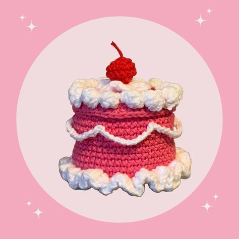 ✨Crochet cake box 🎂 ✨ • • • • • • • This cake isn’t just a cute, it’s a box where you can store small items like jewlery. Cake Box Crochet, Crochet Mini Birthday Cake, Piece Of Cake Crochet Pattern, Crochet Mini Cake Free Pattern, Crochet Cake Slice, Crochet Cake, Crochet Sunflower, Unique Cakes, Granny Squares Pattern