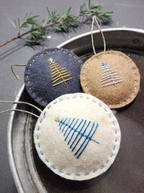 Felt Crafts Christmas, Handmade Christmas Crafts, Felt Christmas Decorations, Fabric Ornaments, Felt Christmas Ornaments, 자수 디자인, Fabric Christmas Ornaments, Christmas Ornament Crafts, Christmas Sewing