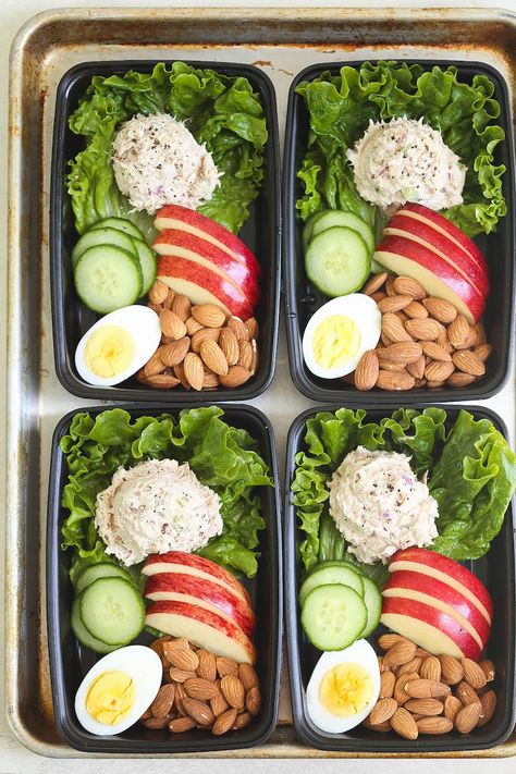 Tuna Salad Meal Prep - Hearty, healthy and light snack boxes for the entire week! With homemade Greek yogurt tuna salad, egg, almonds, cucumber and apple! Tuna Salad Meal Prep, Yogurt Tuna Salad, Greek Yogurt Tuna Salad, Bariatric Meals, Homemade Greek Yogurt, Snack Boxes, Salad Meal Prep, Makanan Diet, Prepped Lunches