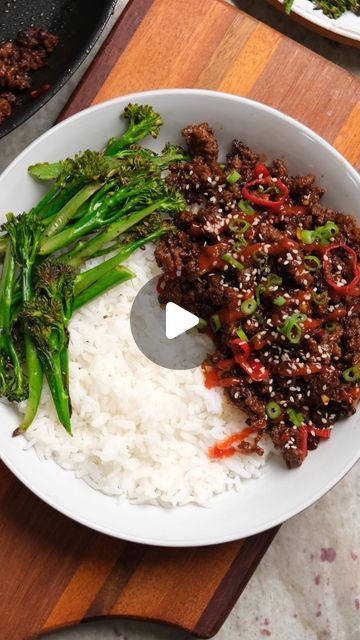 The Good Bite on Instagram: "Firecracker Crispy Beef Rice Bowl 🔥🔥 the perfect, quick and easy weeknight meal! 

Plus under 500 calories per serving 👌 

SAVE this recipe for later 🙏🙏

Here’s your shopping list:
4 tbsp sriracha
2 tbsp runny honey
2 tbsp light soy sauce
2 tbsp rice wine vinegar
Tbsp groundnut oil or any neutral oil
1 onion - thinly sliced
450g of lean beef mince, I used 12%.
2 cloves of garlic - finely chopped
10g of ginger - finely grates
1 red chilli, deseeded and thinly sliced
Sesame seeds, to garnish
4 spring onions, to garnish
600g of cooked rice, 150g per serving.
150g of tenderstem broccoli - sliced.

#TheGoodBite #Firecracker #Crispy #Beef #Rice #Bowl #MealPrep #HighProtein" Groundnut Oil, Tenderstem Broccoli, Crispy Beef, Beef Rice, Bowl Ideas, Hamburger Meat Recipes, Cooked Rice, Beef And Rice, Macro Meals