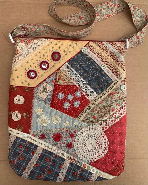 Patchwork Purses, Patchwork Bags Diy, Handmade Fabric Purses, Sewing Patterns Free Beginner, Patchwork Quilting Designs, Sac Tote Bag, Denim Bag Patterns, Denim Crafts Diy, Diy Bag Designs