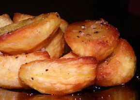 Perfect Traditionally English Roast Potatoes Recipe - Genius Kitchen Boiled Roasted Potatoes, Perfect Potatoes, English Roast, English Recipes, Hp Sauce, Potato Dinner, Roasted Potato Recipes, Olive Recipes, Roast Potatoes