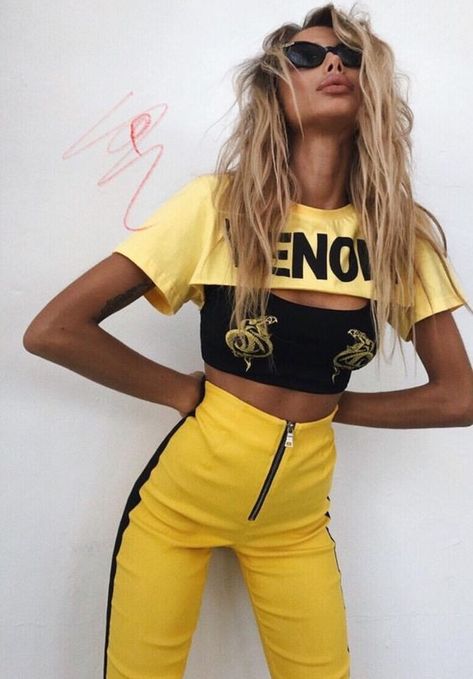 Trending: Kill Bill Yellow Tracksuit Bonnaroo Outfits, Yellow Tracksuit, Look Hip Hop, Weird Fashion Trending, Festival Outfit Inspiration, Festival Outfits Rave, Outfits Rave, Music Festival Outfits, Yellow Pants