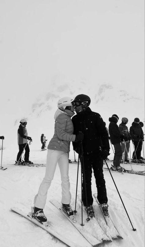 Ski Couple Aesthetic, Couples Ski Trip, Ski Apres, Ski Chic, Ski Pics, Ski Trip Outfit, Ski Aesthetic, Snow Trip, Ski Outfit