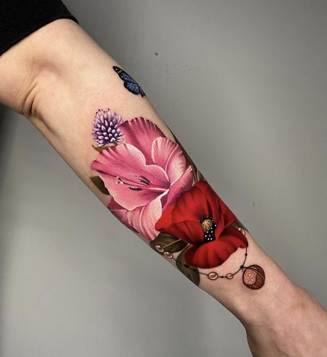 Vibrant Flower Tattoo, Tattoo Covering, Flower Tattoo Stencils, Realistic Flower Tattoo, Poppy Flower Tattoo, Tato Tradisional, Wrist Bracelet Tattoo, Tattoo For Boyfriend, Traditional Tattoo Flowers