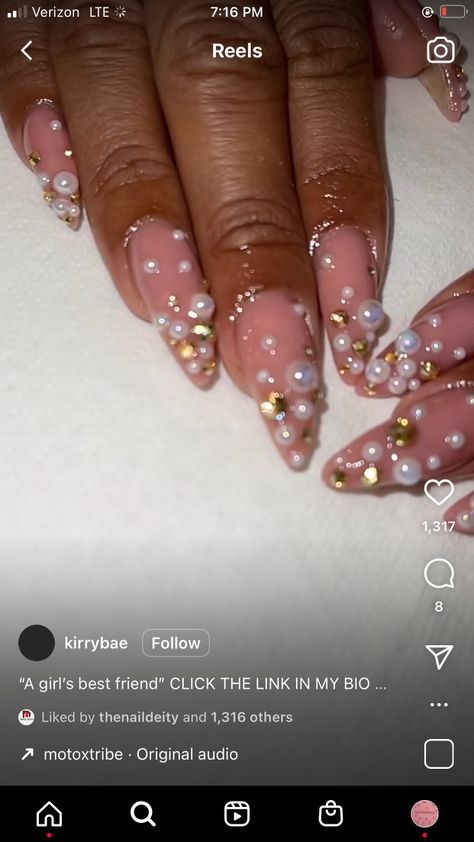 Nails With Gold Beads, Gel X Nail Designs With Charms, Pearl Nails Black Women, Pearl Junk Nails, Gold Nails With Pearls, Vacation Birthday Nails, Oval Nail Inspo Acrylic, Almond Birthday Nails Designs, Pearls Nails Design