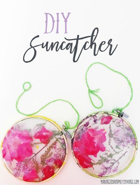 Easy DIY suncatcher craft for kids. Perfect gift for teachers, grandmothers and mothers for Mother's Day! Also great spring and summer outdoor craft for kids. Summer Outdoor Crafts, Diy Mother's Day Crafts, Suncatcher Craft, Diy Gifts For Mom, Outdoor Crafts, Diy Gifts For Kids, Mothers Day Crafts For Kids, Diy Mothers Day Gifts, Diy Teacher Gifts