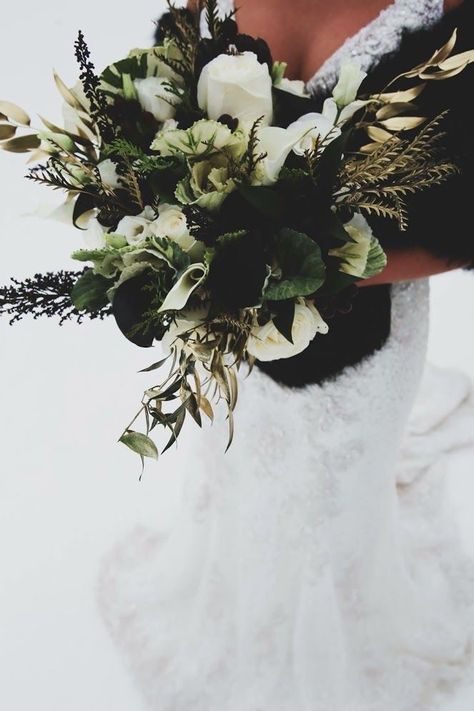 Winter Wedding Bouquet White, Slytherin Wedding, Wedding Photo Bride, Gold Wedding Bouquets, Dark Green Wedding, Gold Wedding Gowns, Photo Bride, Gold Bouquet, Monochrome Weddings