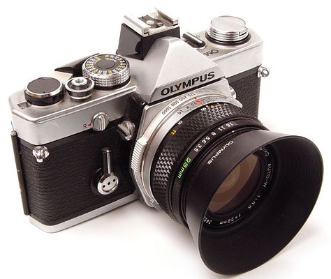 If you’ve already set your eyes on the Olympus OM System, these are the budget-friendly yet prized lenses you should be on the lookout for. Olympus Camera Photography, Fotocamere Vintage, Analog Camera, Olympus Camera, Camera Frame, Old Cameras, Classic Camera, Types Of Cameras, Macro Photos