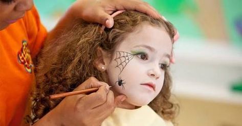 mais-de-50-inspiracoes-para-pintura-facial-em-criancas_make-halloween-bruxa-teia-aranha Witch Face Paint, Doll Makeup Halloween, Halloween Makeup For Kids, Cat Halloween Makeup, Vampire Bride, Zombie Walk, Witch Makeup, Simple Face, Face Painting Halloween