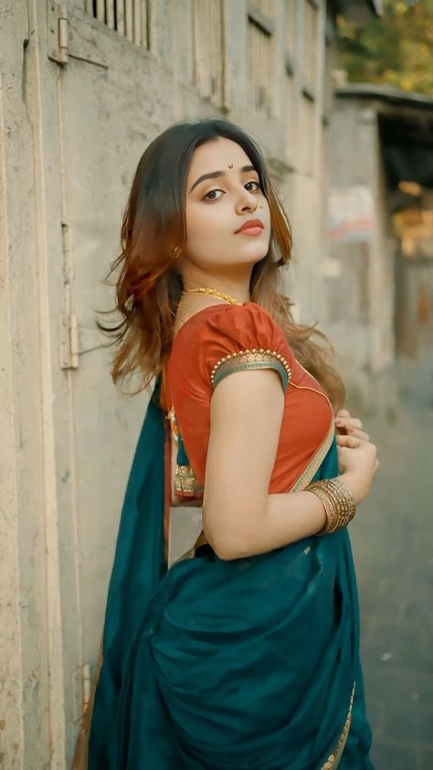 Payal K | #trendingvideo #trendingreels | Instagram Marathi Look Traditional, Maharashtrian Saree Look, Maharashtrian Makeup, Marathi Look, Maharashtrian Look, Traditional Poses, Jewellery Pictures, Maharashtrian Saree, Mahabaleshwar