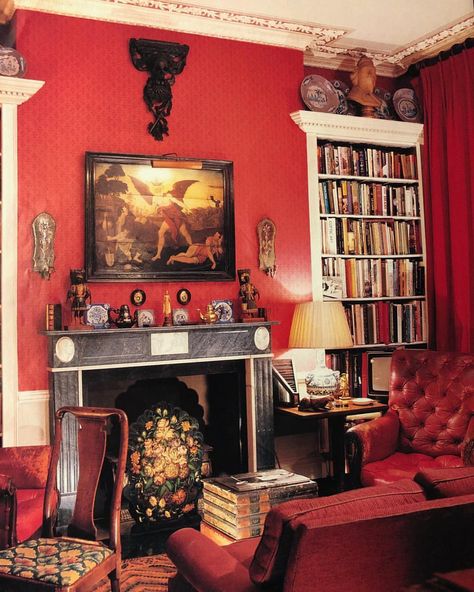 Tristram Jellinek lived happily with a variety of antique objects next to his television set!Perhaps better know as an actor he also run a… Nicky Haslam, Hand Painted Wallpaper, Hunting Lodge, Bedroom Red, Red Rooms, Big Bathrooms, English Country House, Architectural Digest, Red And Gold