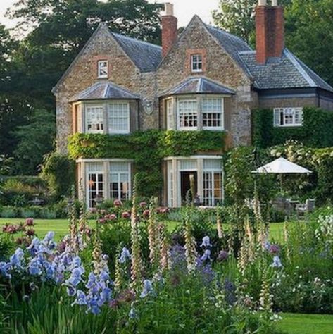 Beautiful Country House, Cottagecore Mansion, French Countryside House, Shifting Places, English Mansions, Dark Aesthetic Room, House Countryside, English Mansion, Edward Tulane