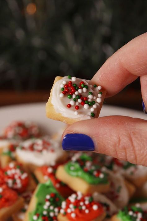 Sugar Cookie Bites vertical Sugar Cookie Bites, Jul Kaka, Cookies Cute, Cookie Bites, Tiny Food, Christmas Cooking, Holiday Desserts, Holiday Cookies, Holiday Baking