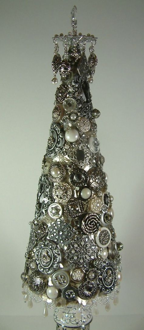 DIY:  How to Make a Jeweled Tree - using a paper cone, clay, buttons and jewelry. This is a great way to use Grandma's costume jewelry and button collection - via Artfully Musing - Jeweled Christmas Trees Tutorial...three different styles Trees Tutorial, Jewelry Tree Diy, Christmas Tree Costume, Tree Costume, Rhinestone Costume, Jewerly Art, Clay Buttons, Blue Costume, Jeweled Christmas Trees