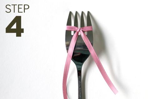 How to use a fork to make a bow - Make cute bows quickly with these step-by-step instructions for wrapping the ribbon around a fork to make perfect little bows! Fork Bow, Fork Crafts, Decorative Mesh Wreaths, Old Baskets, Make A Bow, Easy Diy Wreaths, Bows Diy Ribbon, Card Making Tips, Tiny Bow