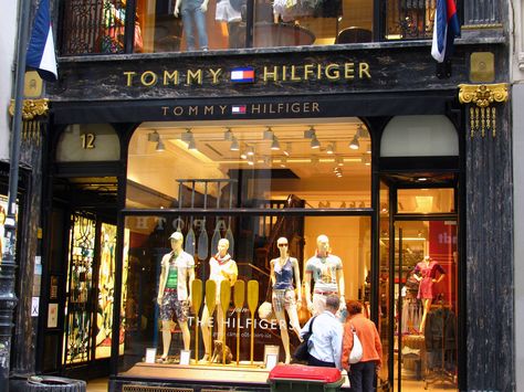 Tommy Hilfiger Store, Mall Stores, Store Design Boutique, Gold Work, Bts Quotes, Kiosk, Retail Design, Store Fronts, Store Design