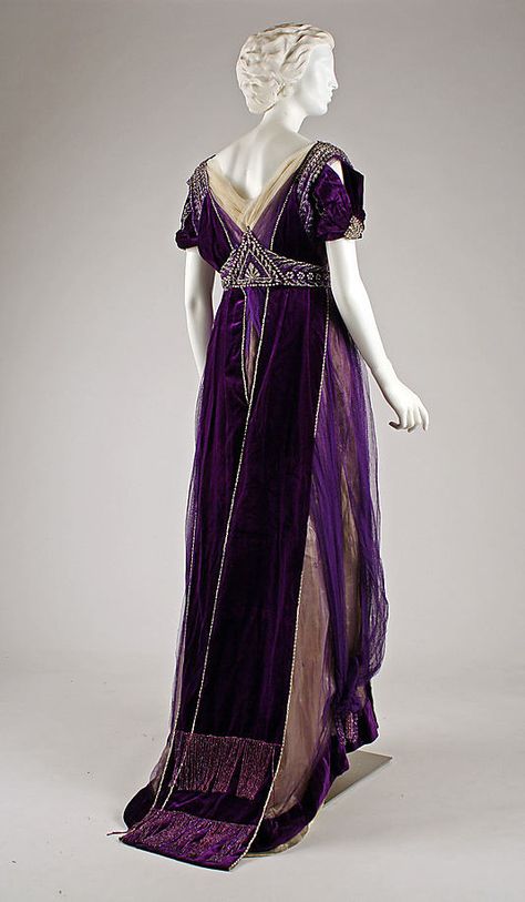 Beaded and embroidered purple silk velvet and chiffon evening gown by House of Worth (back), French, ca. 1910. Edwardian Gowns, Fashion 1910, House Of Worth, Paul Poiret, 1900s Fashion, 1910s Fashion, Robes Vintage, Edwardian Dress, 20th Century Fashion