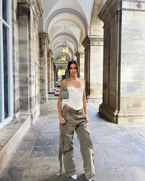 Corset Street Style, Big Pants Outfit, Big Pants, Milan Street Style, Corset Pattern, Stockholm Street Style, Cargo Pants Outfit, Baggy Cargo Pants, London Street Style