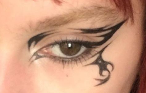 Graphic Eyeliner Ideas Goth, Dragon Core Aesthetic Outfits, Hooded Eyes Graphic Liner, Egirl Eyeliner, Goth Eye Makeup, Funky Makeup, Graphic Makeup, Rave Makeup, Graphic Eyeliner