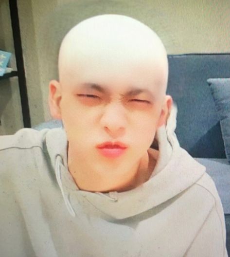 Bald Soobin Txt, Bald Soobin, Bald Idols, Freddie Benson, Concert Signs, Going Bald, Dont Forget Me, Funny Kpop Memes, K Pop Star