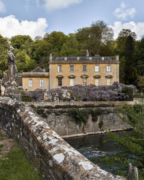 Iford Manor Gardens | Photographe : @whatstacydid sur Instagram via @europeanantiquesnz Bridal Shower Venues, Manor Garden, Stone Exterior, Spring Roses, Waste Bin, European Antiques, Big Rings, Just Leave, Travel Beauty