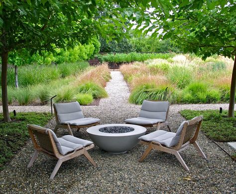 Scott Lewis nestled four Serene Lounge Chairs from Henry Hall around a fire pit… Fire Pit Seating Area, Terrasse Design, Fire Pit Chairs, Patio Pergola, Fire Pit Furniture, Cozy Backyard, Gravel Path, Fire Pit Seating, Patio Fire Pit