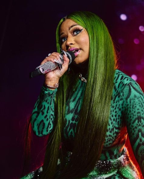 Nicki Minaj Green Hair, Nicki Minaj Green, Nicki Minaj Photos, Aesthetic Green, Green Hair, Green Aesthetic, Nicki Minaj, Dreadlocks, New York