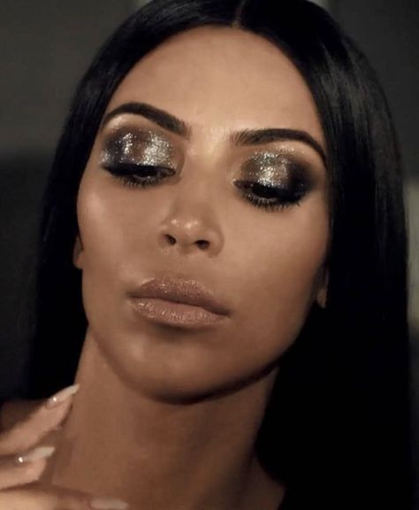 Kim kardashian glitter gunmetal eyeshadow makeup look ✨🔥 Gunmetal Eyeshadow, Kim Kardashian Makeup Looks, Editorial Make-up, Kardashian Makeup, Kim Kardashian Makeup, Glitter Eyeshadow Palette, Gold Eyeshadow, Beauty Make-up, Trendy Makeup