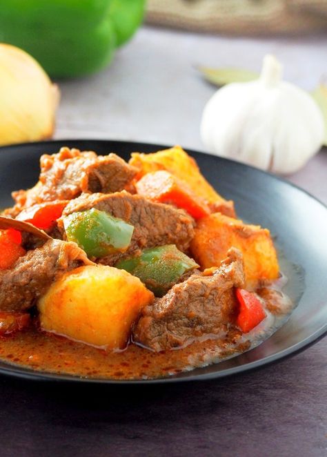 Mechadong Baka is a Filipino-style beef stew made of larded beef chunks, potatoes, and carrots. Braised in citrus juice, soy sauce, and tomato sauce, this beef mechado is a hearty and tasty meal perfect with steamed rice. Beef Mechado Filipino Instant Pot, Beef Stew Filipino Style, Beef Mechado Filipino, Pork Afritada, Filipino Beef Stew, Beef Mechado, Beef Braised, Cooking Stew Beef, Beef Chunks