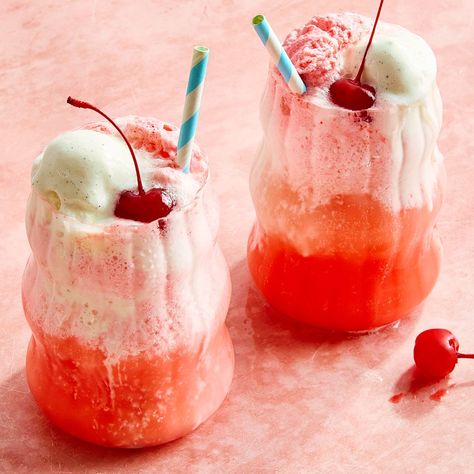 Shirley Temple Float Shirley Temple Drink, Summer Beverages, Float Recipes, American Drinks, Easy Cheap Dinners, Lemon Uses, Ice Cream Floats, Spring Desserts, Frozen Cocktails