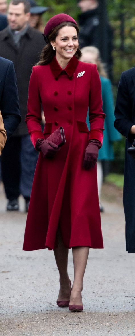 kate-middleton-red-outfit-christmas-day-celebrations Kate Middleton Winter Outfits, Kate Middleton Winter, Winter Outfits Jackets, Kate Middleton Coat, Princesse Kate Middleton, Looks Kate Middleton, Sandringham Estate, Kate Middleton Outfits, Princess Catherine