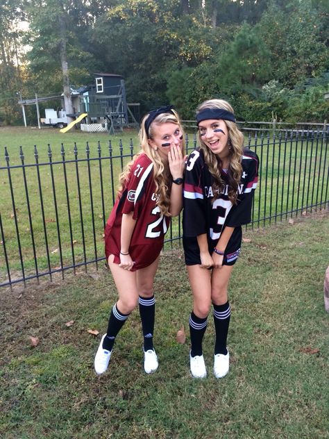 Cute Halloween costume! Black spandex shorts, any type of jersey, athletic socks, and Keds. Athlete Costume, Football Halloween Costume, Meme Costume, Carnaval Outfit, Kostuum Halloween, Spirit Week Outfits, Cute Group Halloween Costumes, Halloween Costumes For Teens Girls, Bff Halloween Costumes