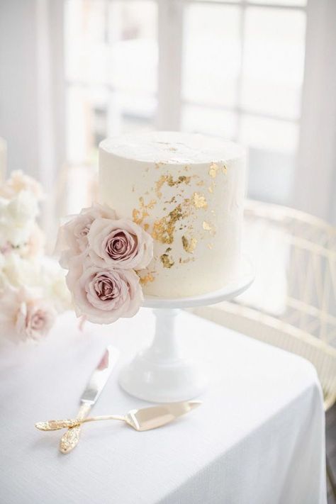 White And Gold Bridal Shower Cake, Simple Wedding Cake Small One Tier Gold, Rose Gold Bridal Shower Cake, Minimal Bridal Shower Ideas, White And Rose Gold Cake, Bridal Shower Cake Ideas Elegant, White Cake Design, Bridal Shower Cake Ideas, Single Tier Wedding Cake