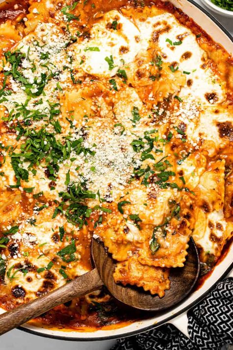 Easy Baked Ravioli, Baked Ravioli Casserole, Ravioli Recipes, Pizza Pasta Bake, Ravioli Casserole, Baked Ravioli, Cheesy Pasta Bake, Ravioli Bake, Baked Lasagna