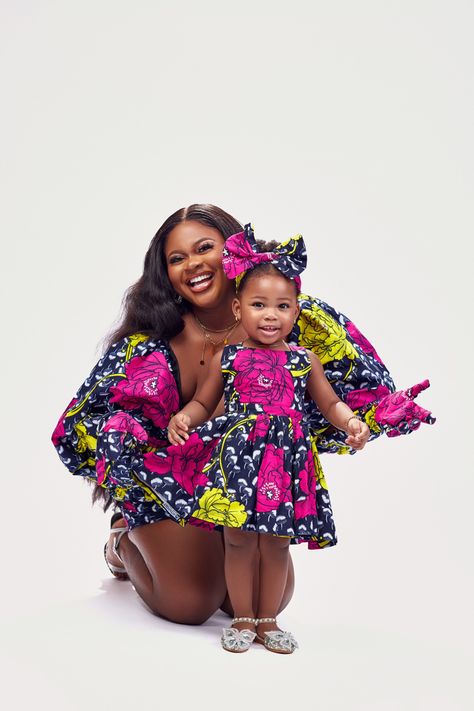 Mum And Daughter Ankara Styles, Mother And Daughter Pictures, Chiffon Short Gown, Chiffon Short Gown Styles, Ankara Styles 2023, Mother And Daughter Fashion, Dinner Gown Styles, Ankara Wedding Styles, Latest Ankara Gown Styles