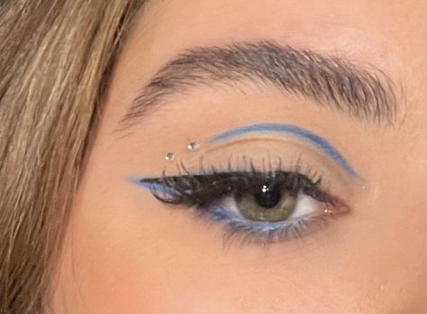 Aesthetic Blue Eyeshadow, Blue Eye Make Up Aesthetic, Rhinestone Blue Makeup, Eyeliner And Rhinestone Makeup, Blue Eyeliner With Eyeshadow, Blue Eye Makeup Looks Natural, Blue Eye Makeup For Blue Eyes, Shadow Eyeliner Makeup, Blue Rhinestone Eye Makeup