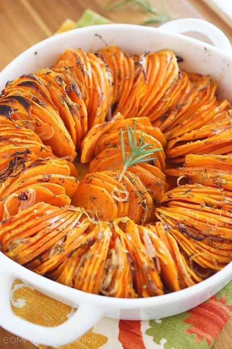 Rosemary Sweet Potatoes, Potatoes Crispy, Crispy Sweet Potato, Sweet Potato Recipes, Side Recipes, Veggie Dishes, Yummy Sides, Shallots, Vegetable Side Dishes