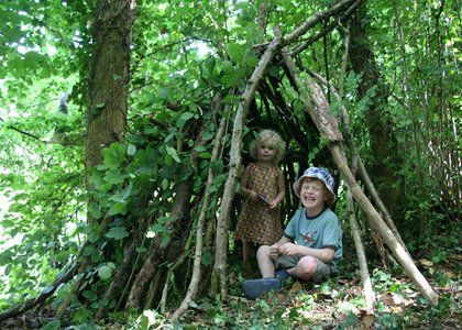 Woodland den Forest Hangout, Outdoor Play Space, Den Ideas, Sherwood Forest, Family Learning, Natural Playground, Play Spaces, Forest Theme, Space Ideas