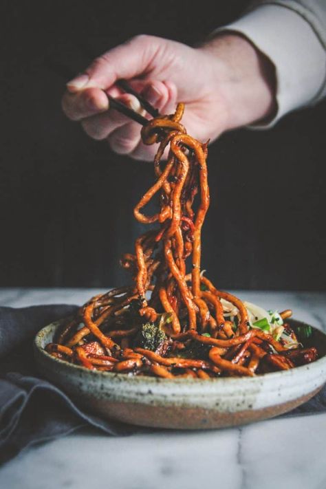 add some siracha next time! And some green onions as well !! Pan Noodles Recipe, Japanese Pan Noodles, Pan Noodles, Tasty Noodles Recipe, Vegetarian Japanese, Cibo Asiatico, Meatless Monday Recipes, Japanese Noodles, Shiitake Mushrooms