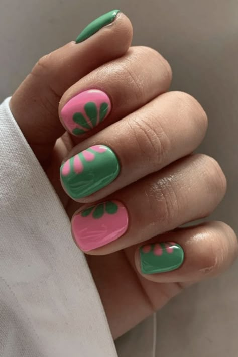 Spring usually means pastels but this bright pink and green combo proves that neon colors are for Spring too. Green Fall Nails, Spring Colors For Nails, Colors For Nails, Lexi Nails, Autumn Manicure, Nail Designs For Short Nails, Designs For Short Nails, Color For Nails, Chic Nail Art