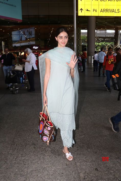 Ananya Panday Spotted At Airport In Mumbai Arrival #AnanyaPanday #Airport #Mumbai Desi Airport Look, Ananya Pandey Aesthetic, Ananya Pandey Airport Look, Ananya Pandey Outfits Indian, Bollywood Actress In Kurti, Indian Airport Look, Ananya Pandey Outfits, Kurti Styles, Patiala Suit Designs