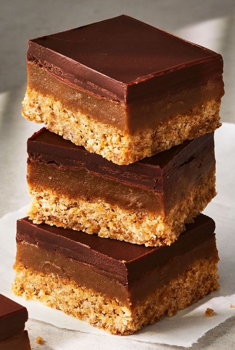 In this Tamarind Millionaire's Shortbread recipe, layers of rich chocolate, sweet and tangy tamarind-spiked caramel, and a buttery crust make up this simple but decadent dessert recipe meets cookie recipe. #dessertrecipes #dessertideas #dessertdishes #sweettreats Tamarind Recipes, Millionaire's Shortbread, Shortbread Recipe, Millionaire Shortbread, Shortbread Recipes, Chocolate Oreos, Chocolate Topping, Dessert Recipe, Decadent Desserts