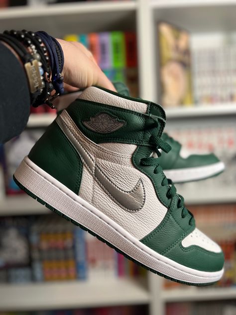 Air Jordan 1 Retro High Og Gorge Green, Jordan 1 Gorge Green Outfit, Gorge Green Jordan 1, Jordan 1 Gorge Green, Calm Fits, Jordan 1 Mids, Jordan Shoe, Green Jordans, Nike Air Jordan Shoes