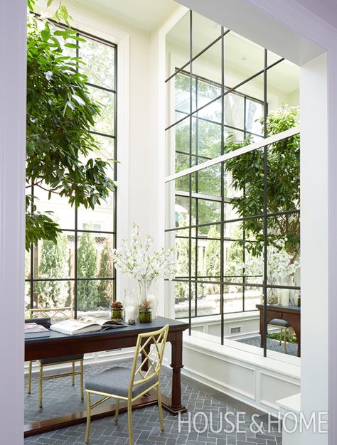 Create an atrium in your home with floor-to-ceiling mirrors. Vacation Rentals Decor, House Of Mirrors, Elizabeth Scott, Mirror Ceiling, Mirror House, Rental Decorating, Living Room Mirrors, Soccer Games, Mirror Interior