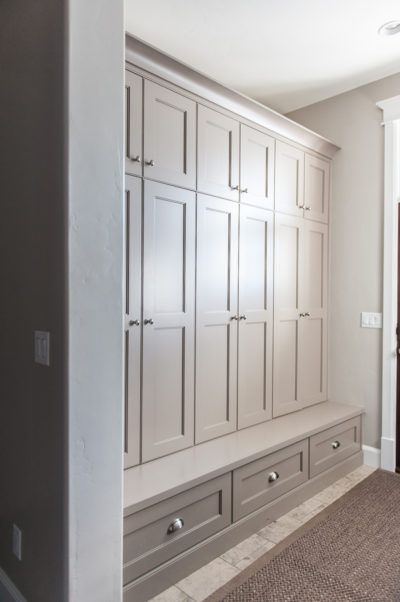 Basement Storage Cabinets, Hallway Storage Cabinet, Vstupná Hala, Mudroom Cabinets, Mud Room Entry, Mudroom Lockers, Crown Moldings, Mudroom Decor, Mudroom Laundry Room